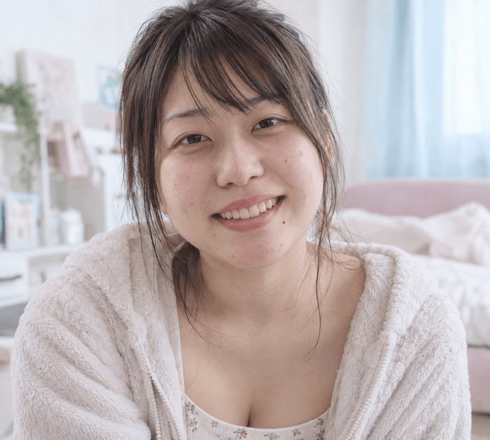 スマートフォンを持つフリーター女性